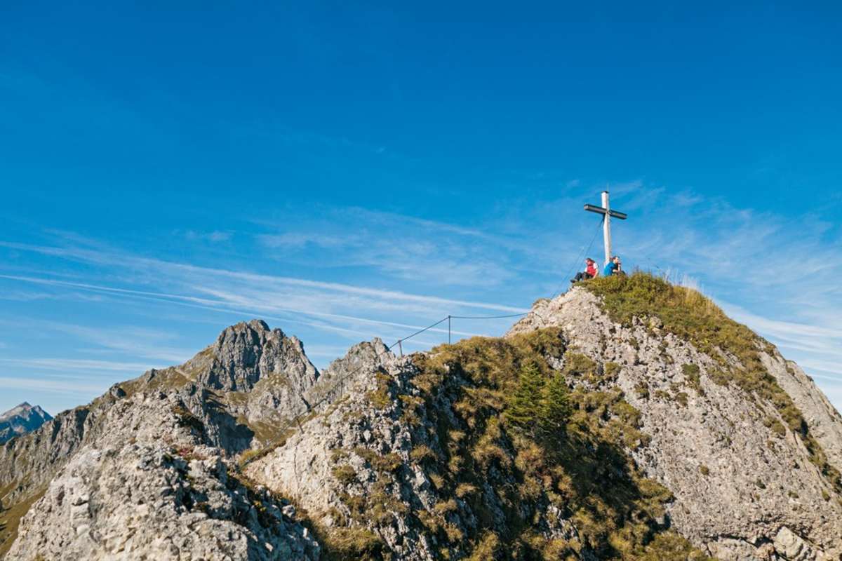 Auf dem Gipfel des Brunnenkopfs wartet die wunderbare Aussicht ins Graswangtal auf euch