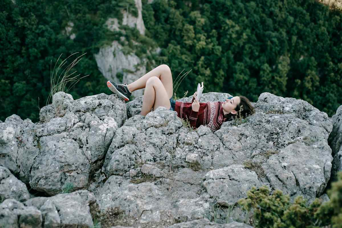 Welttag des Buches: Frau mit Buch am Berg