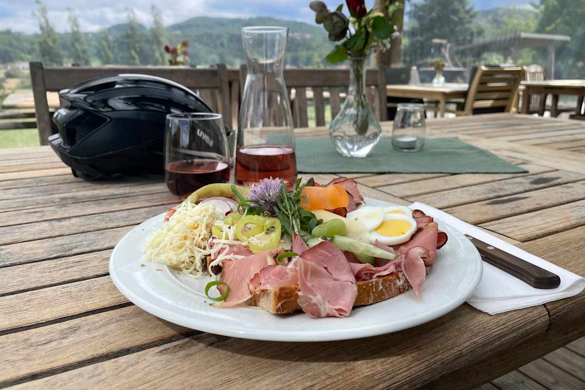 Einkehr in der Buschenschank Grebenz auf der 2-Flüsse-Gravelbiketour in der Südsteiermark