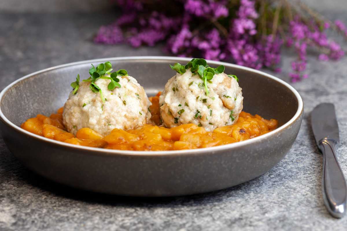 Erdäpfelgulasch mit zwei Knödeln