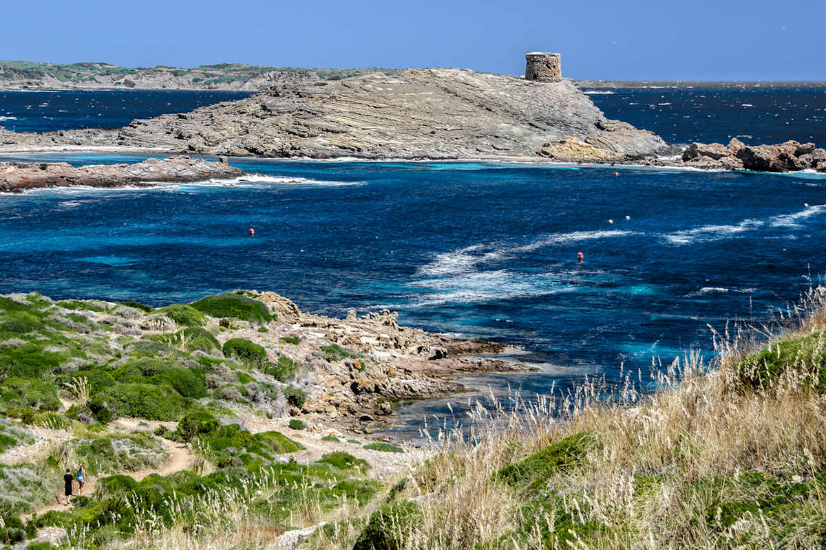 Einmal rund um Menorca wandert man auf dem 185 Kilometer langen Camí de Cavalls.
