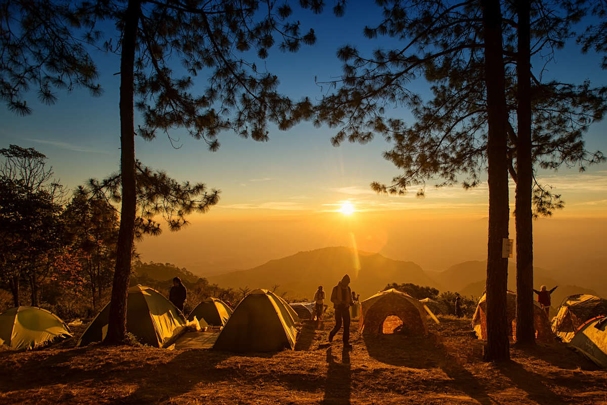 Camper und Zelte bei Sonnenuntergang