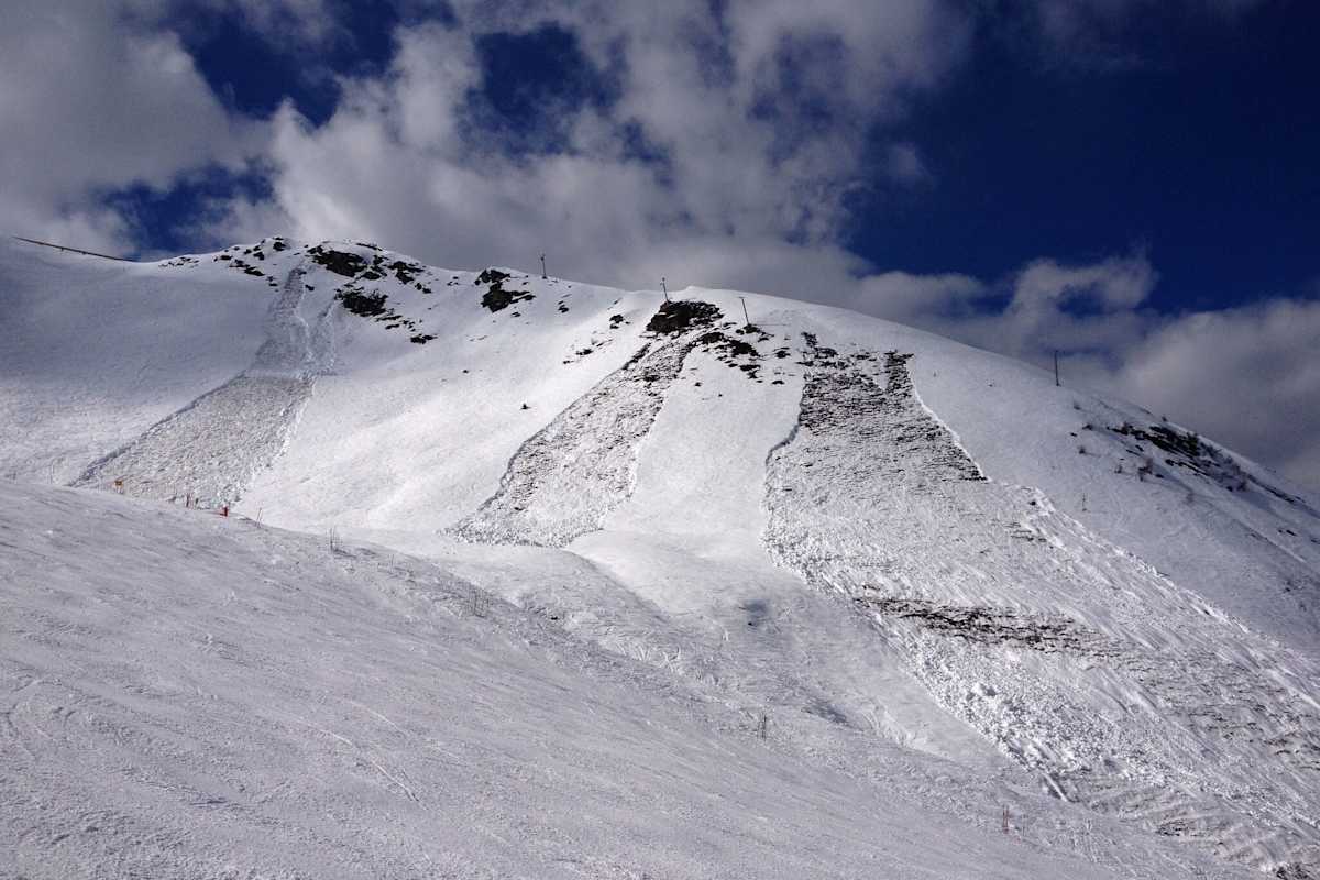 Nasse Lockerschneelawinen: Punktförmiger Anriss und komplettes Mitreißen der vollkommen durchfeuchteten Schneedecke.