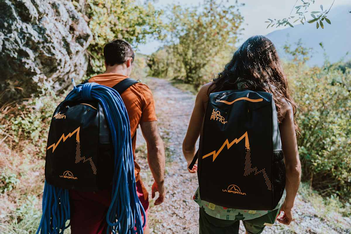 In einem Sportkletterrucksack kannst du Seil, Ausrüstung, Snacks und Kleidung übersichtlich und bequem transportieren