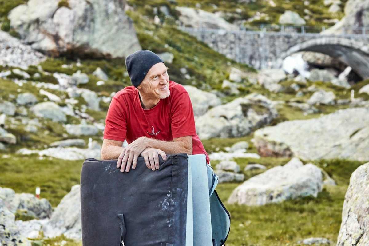 Ein Boulderer beobachtet das Geschehen.
