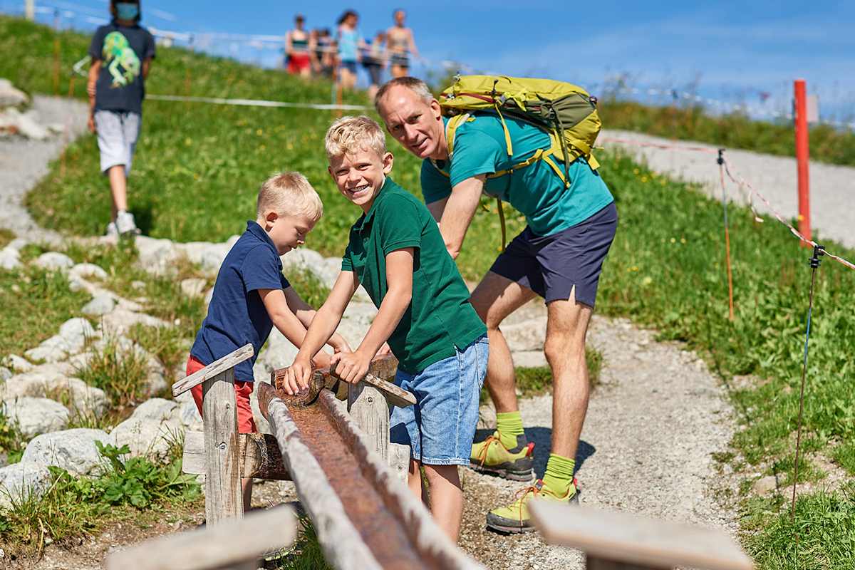 Der Wasserlauf am Burmiweg ist nicht nur lustig, sondern auch erfrischend an heißen Tagen.