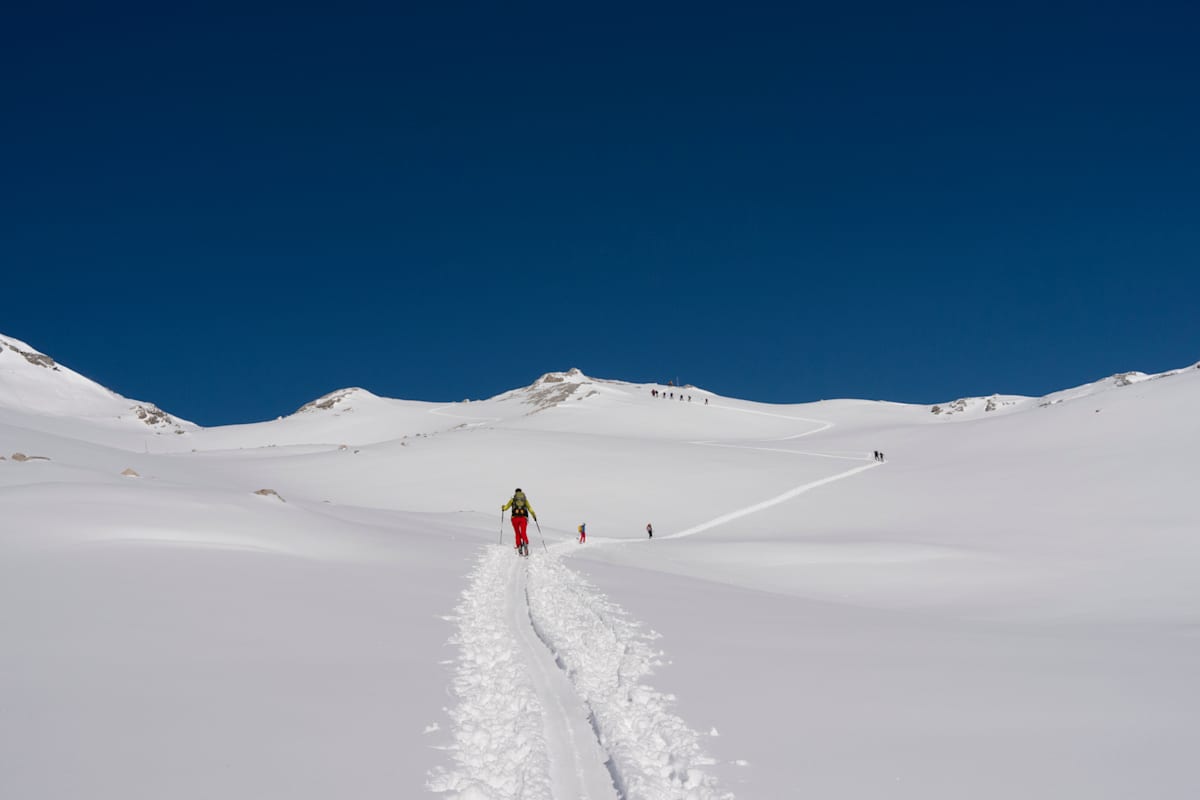 Tourengeher in unberührter Landschaft