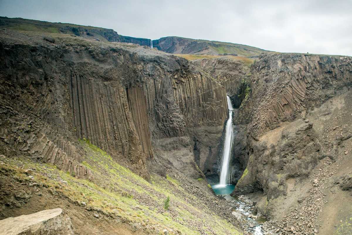 Der 118 m hohe Hengifoss zwischen braunem Lavagestein