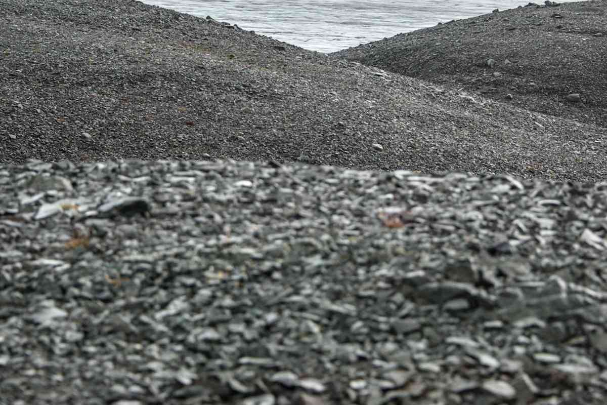 Der Skálafellsjökull am nebligen Horizont mit dunklen Kiesstränden und Meer im Vordergrund