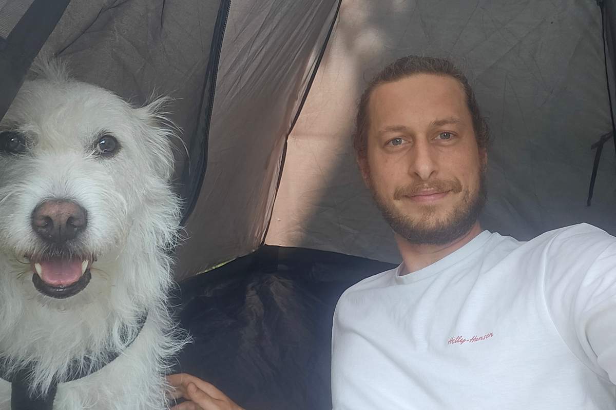 Denis und Eira testen ein Discounterzelt für 25 Euro