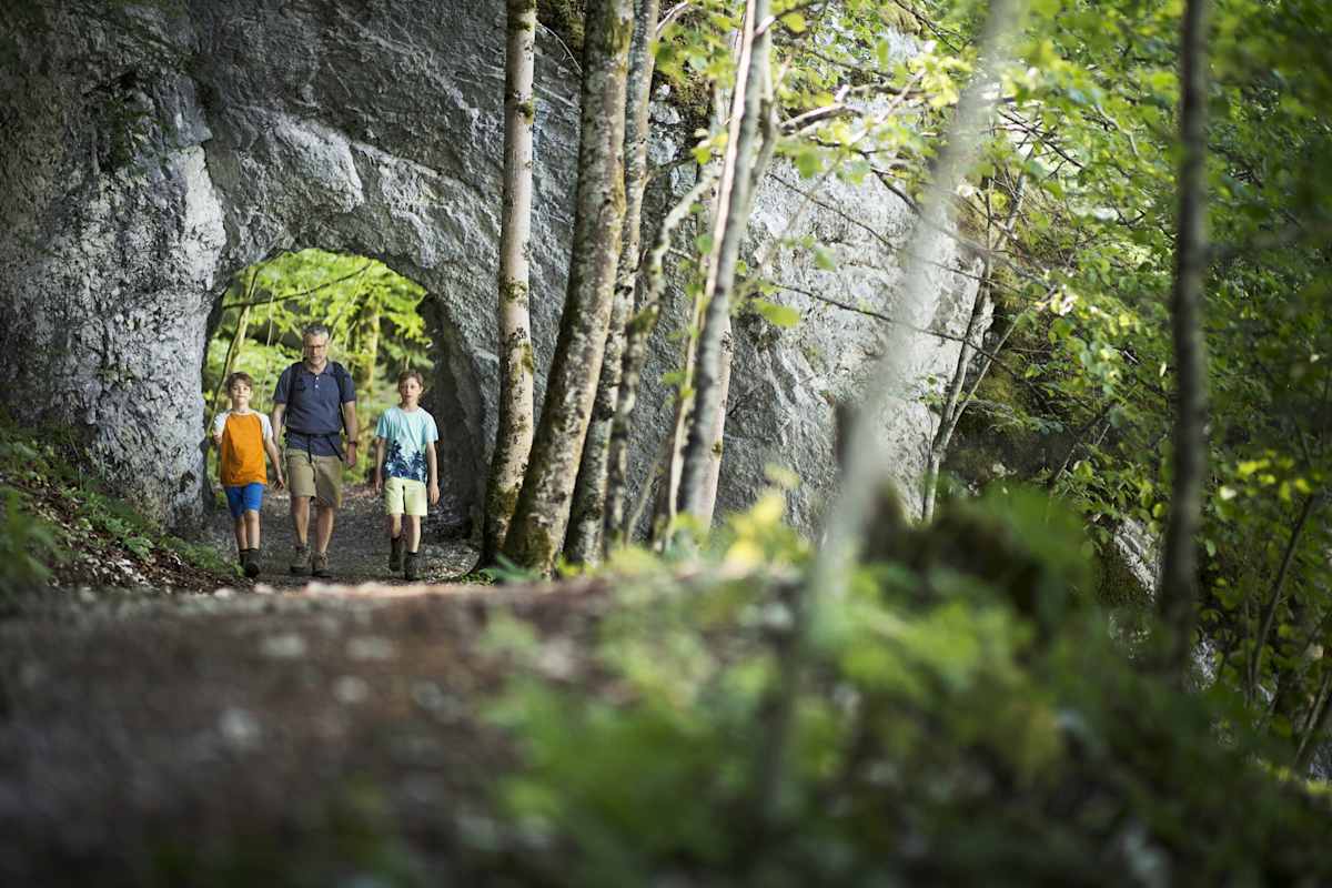 Durch Felsengalerien geht es zum Lac de Moron - auch die Kinder wandern gern auf solchen Wegen