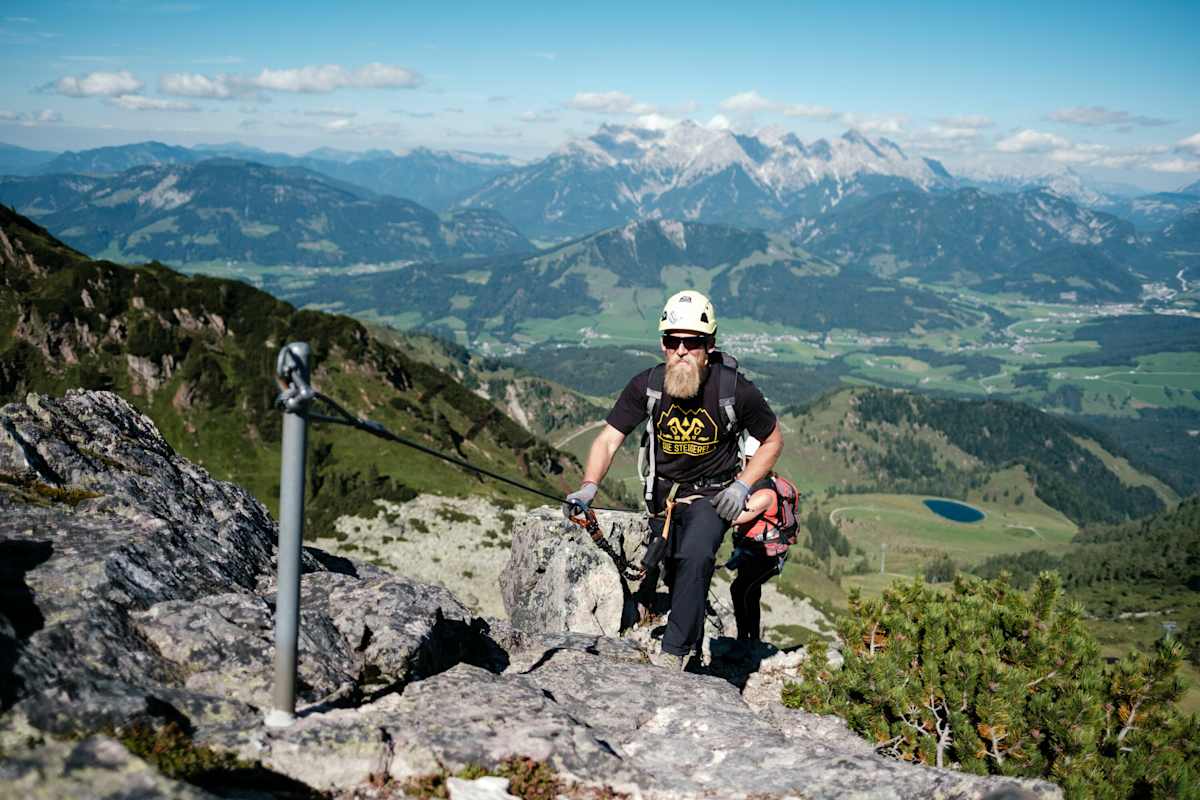 Personen gehen am Henne-Panoramasteig in den Kitzbüheler Alpen