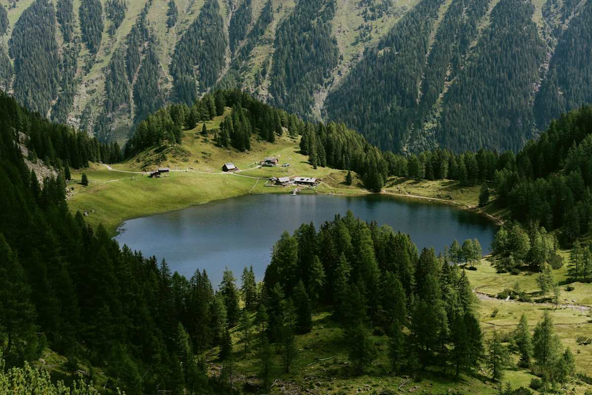 Blick auf den Duisitzkarsee in den Schladminger Tauern mit den beiden Hütten an seinem Ufer