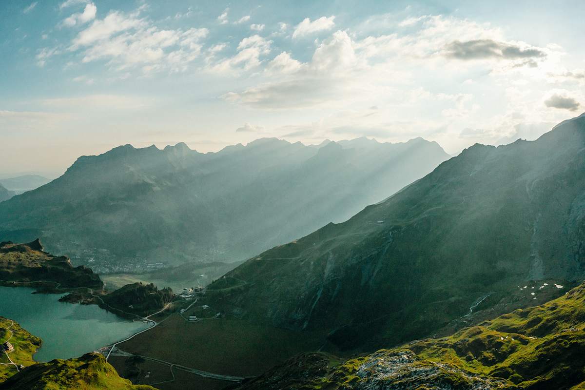 Zu sehen ist ein sommerliches Panorama vom ort Engelberg in der Schweiz.