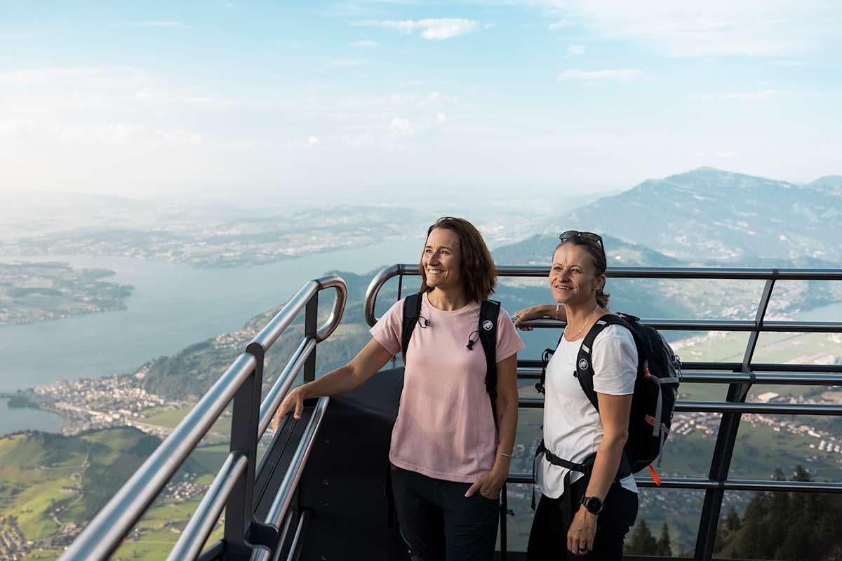 Zwei Damen befinden sich auf der Standseilbahn und genießen den Ausblick.