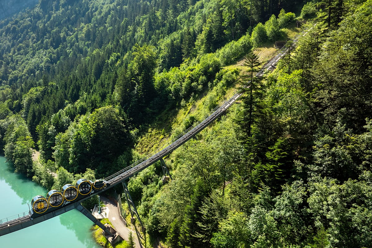 Zu sehen ist die steilste Standseilbahn der Welt, die in das Bergdorf Stoos führt.
