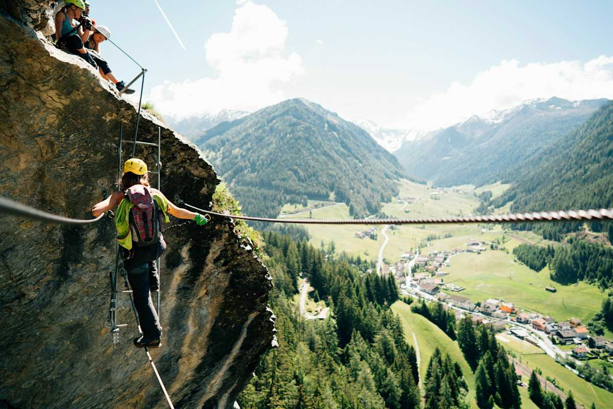 Person geht über Seilbrücke am Peter-Kofler-Klettersteig in den Zillertaler Alpen