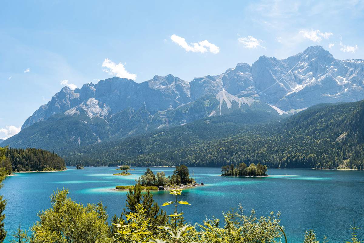 Die Wanderung rund um den Eibsee erreichst du bequem mit dem Bus oder der Bahn.