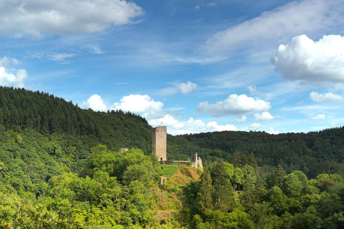 Blick auf die Niederburg bei Manderscheid