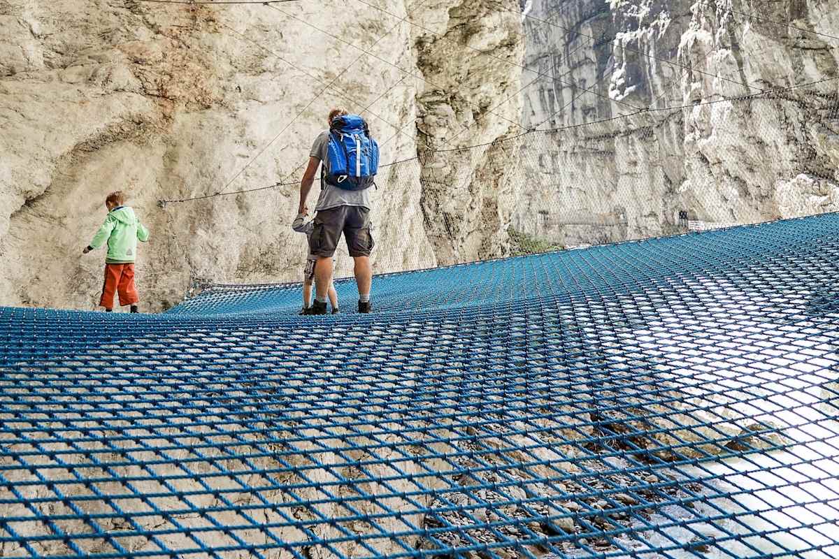 Wanderer beim überqueren eines Flusses.