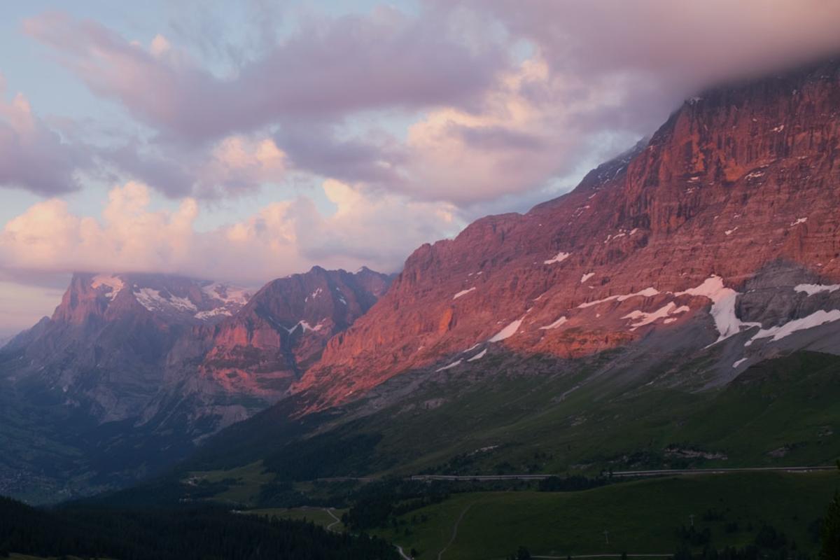 Die Nordwände des Eiger (3.967 m) und Wetterhorn (3.692 m) letzten Abendlicht