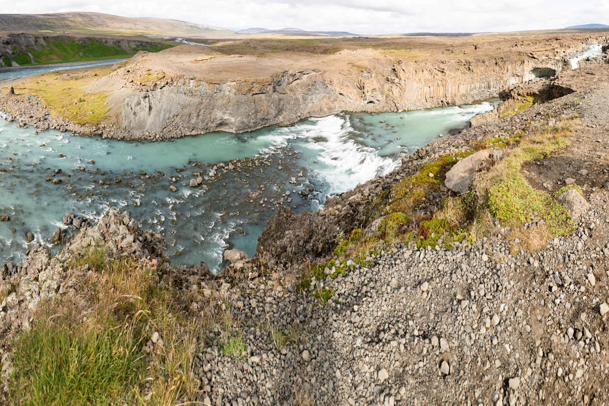 Eine Flussschleife in der Nähe des Aldeyjarfoss