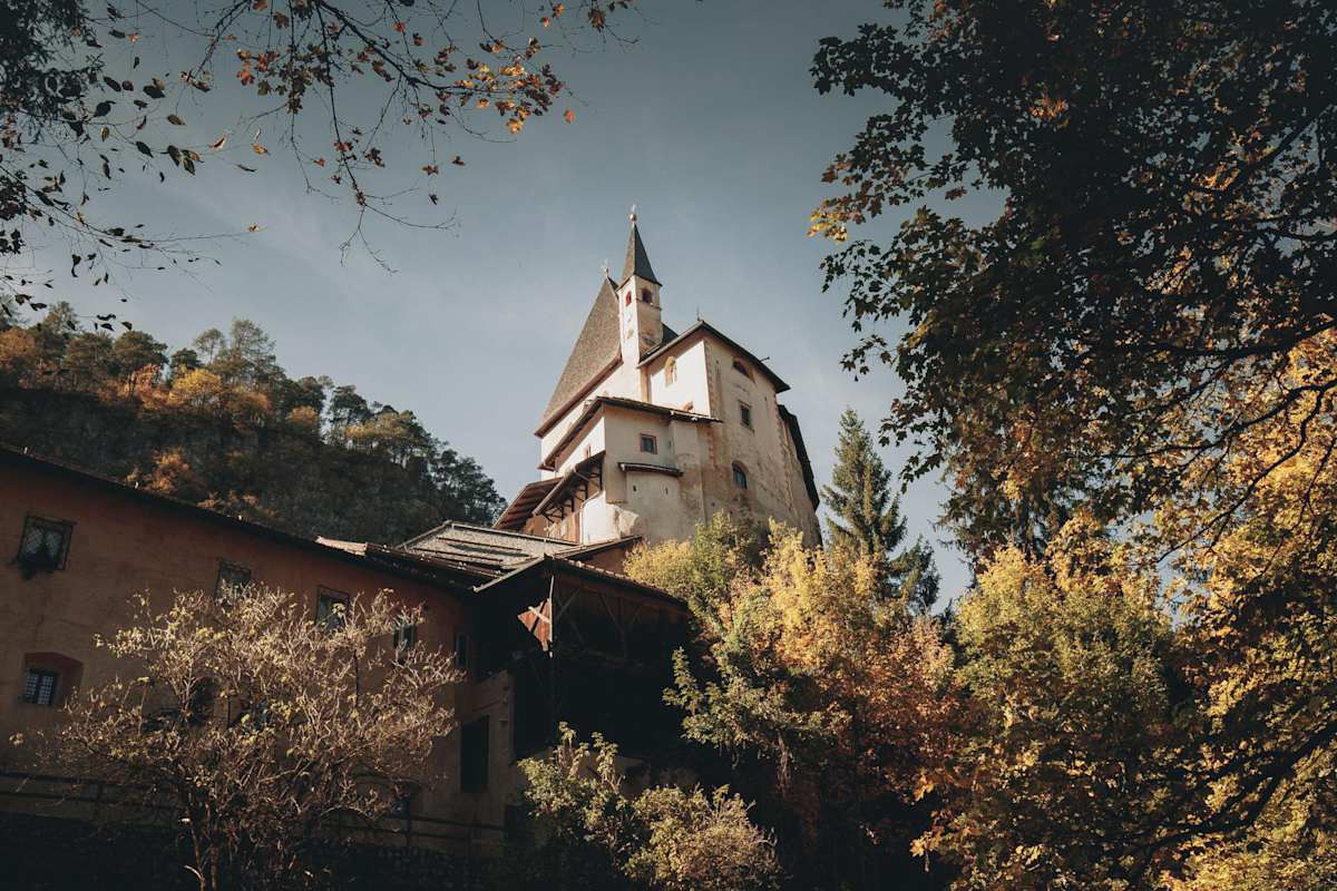 Wie eine Burg thront die Einsiedelei San Romedio auf einer 99 Meter hohen Felsnadel.
