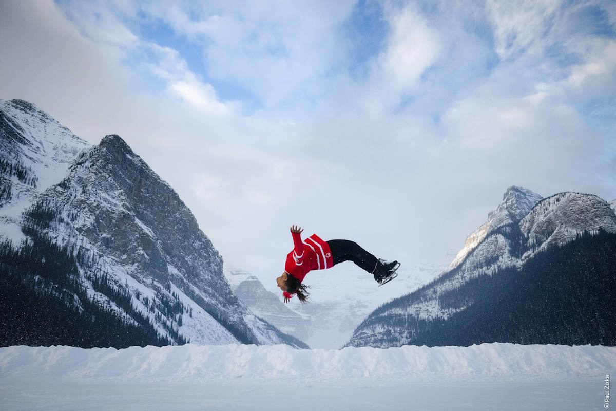 Elladj Baldé beim Eiskunstlauf mitten in der Natur auf wildem Eis.