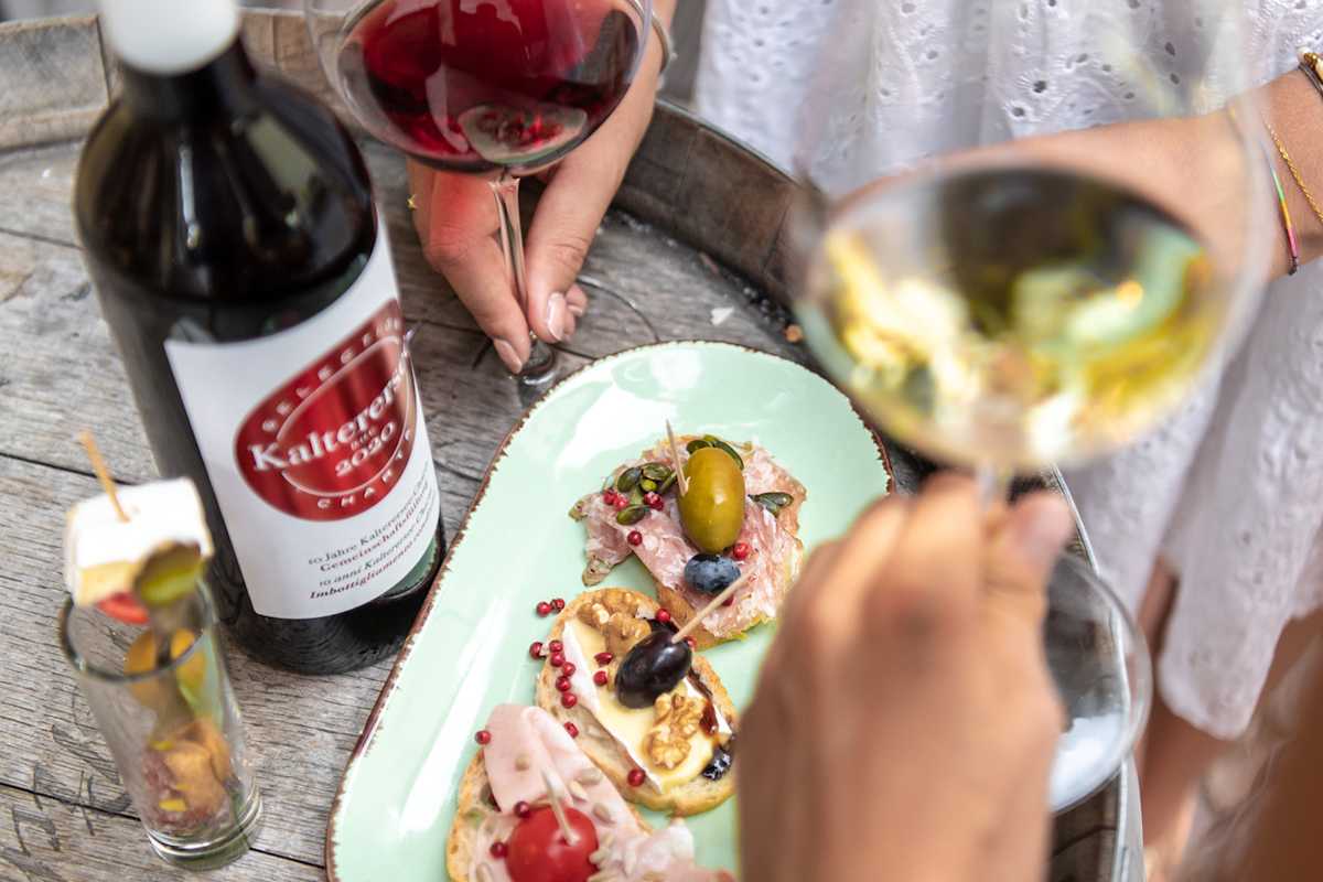Ob zur typisch Südtiroler Marende mit Speck, Würsten und milden Käsesorten oder zu den schmackhaften Gerichten der heimischen Küche in Kaltern am See, der Kalterersee-Wein harmoniert immer.