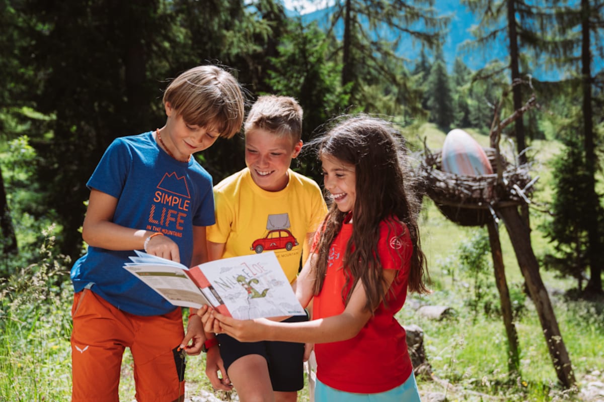 Auf dem Pfad der Drachen wandern Familien im Val di Fiemme.