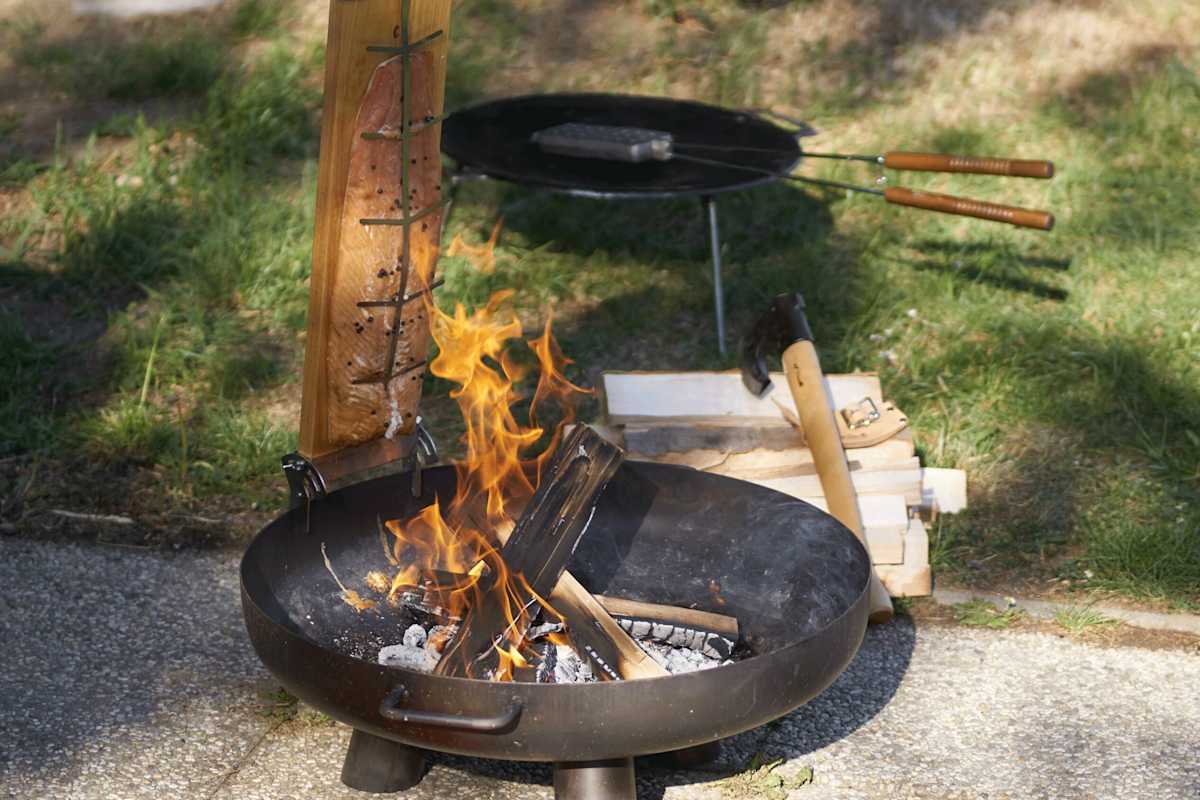 Outdoor-Küche: Flammlachs an der Feuerschale