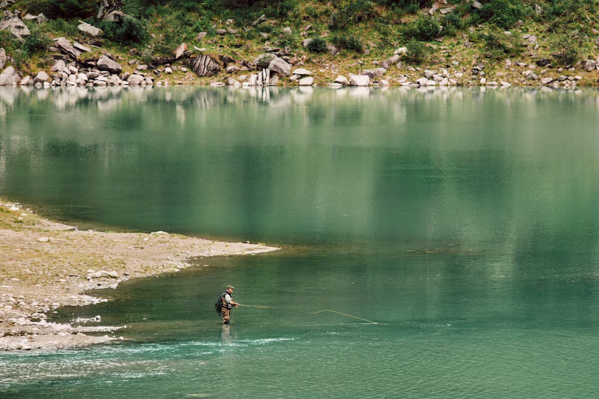 Angeln im ruhigen Bergewässer
