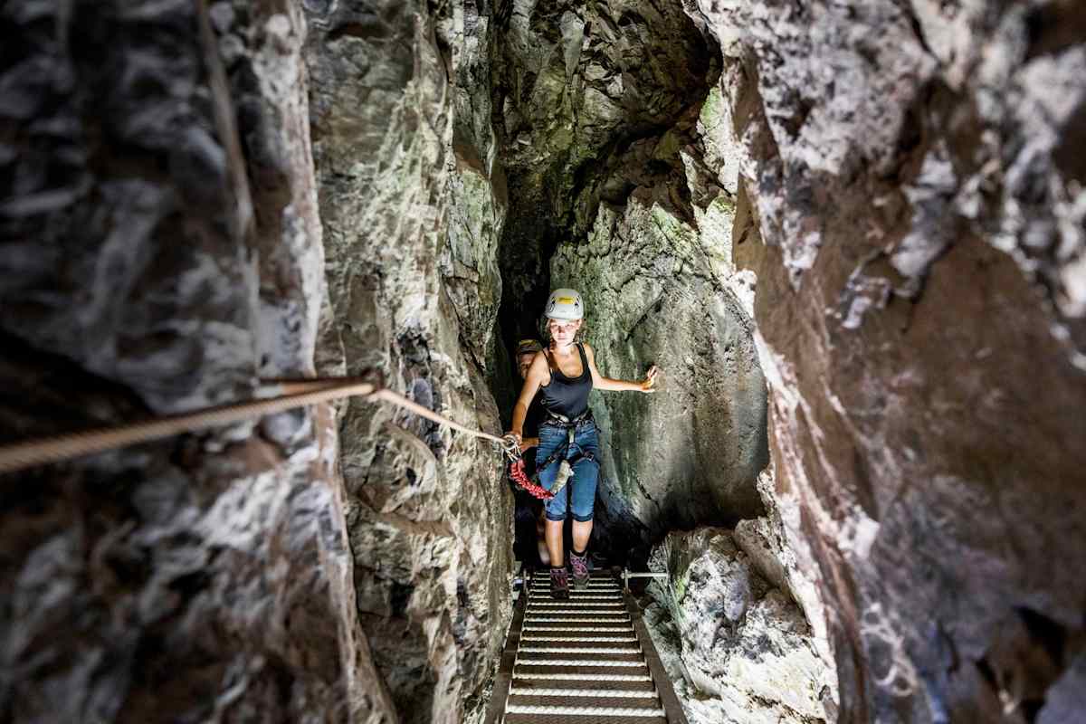 Bergsteiger durchqueren einen Tunnel.