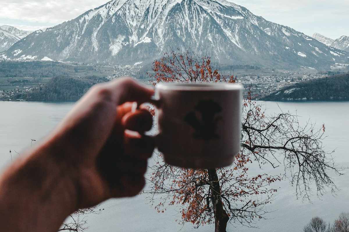 Vor winterlicher Kulisse eine Tasse warmen Tee genießen, Sigriswil, Switzerland