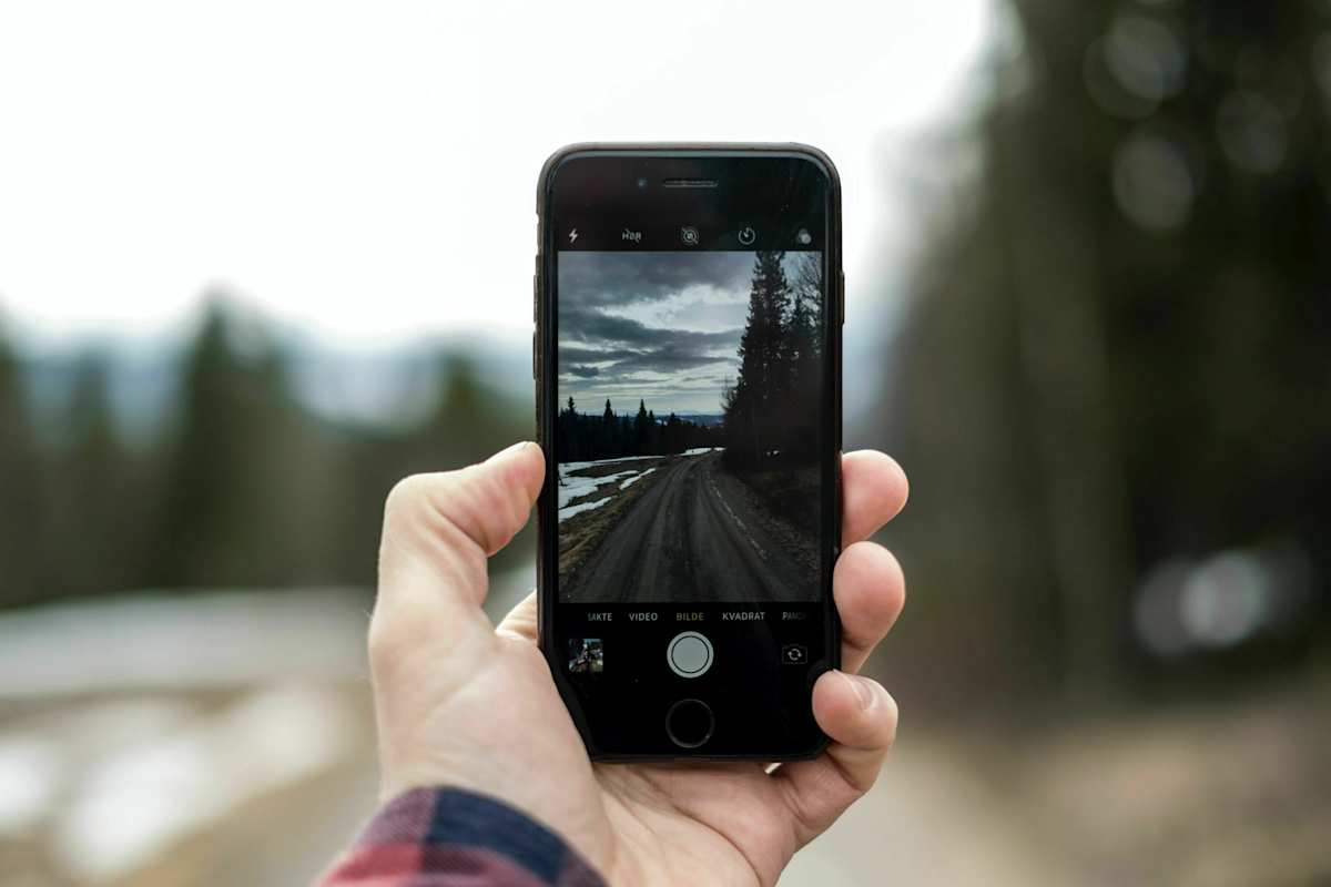 Im Winter sollte man mit Bedacht zum Handy greifen - am besten ist es nah am Körper aufgehoben