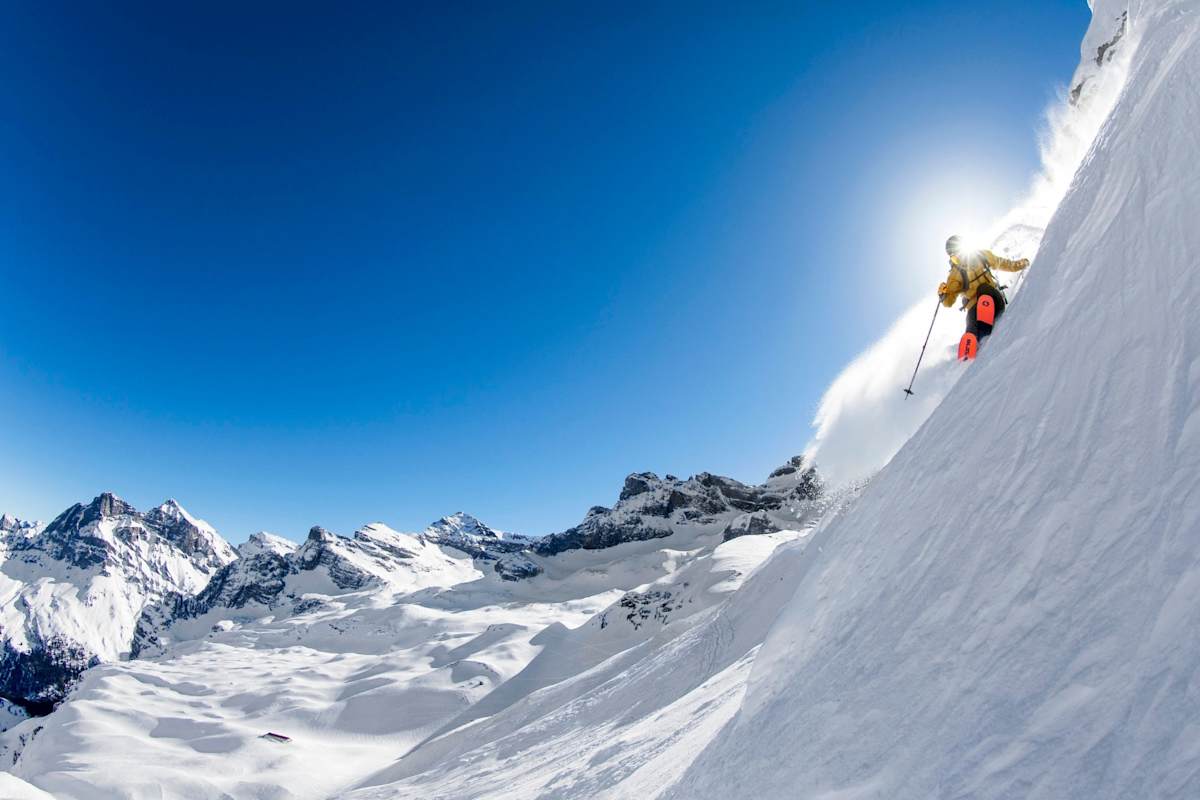 Ein Freerider fährt den Berg hinunter.