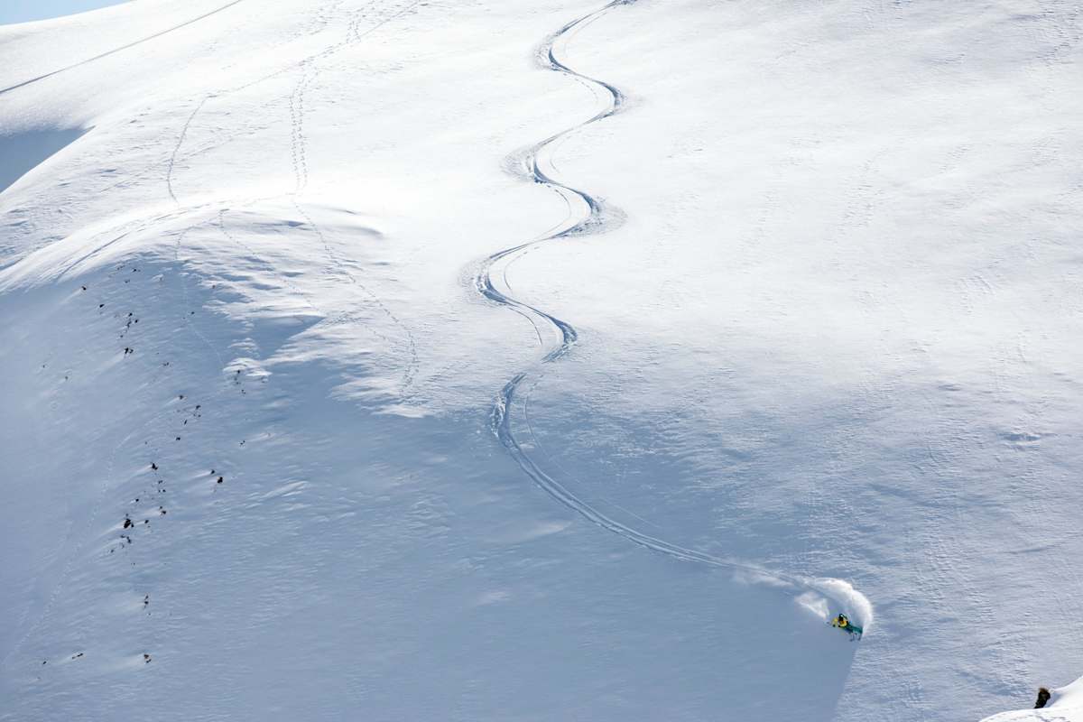 Ein Freerider hinterlässt Spuren im Schnee.