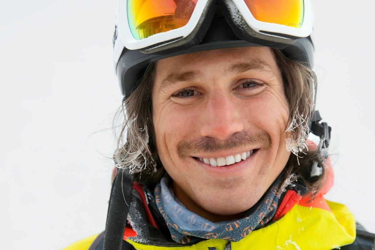 Ein Freerider posiert für das Foto.