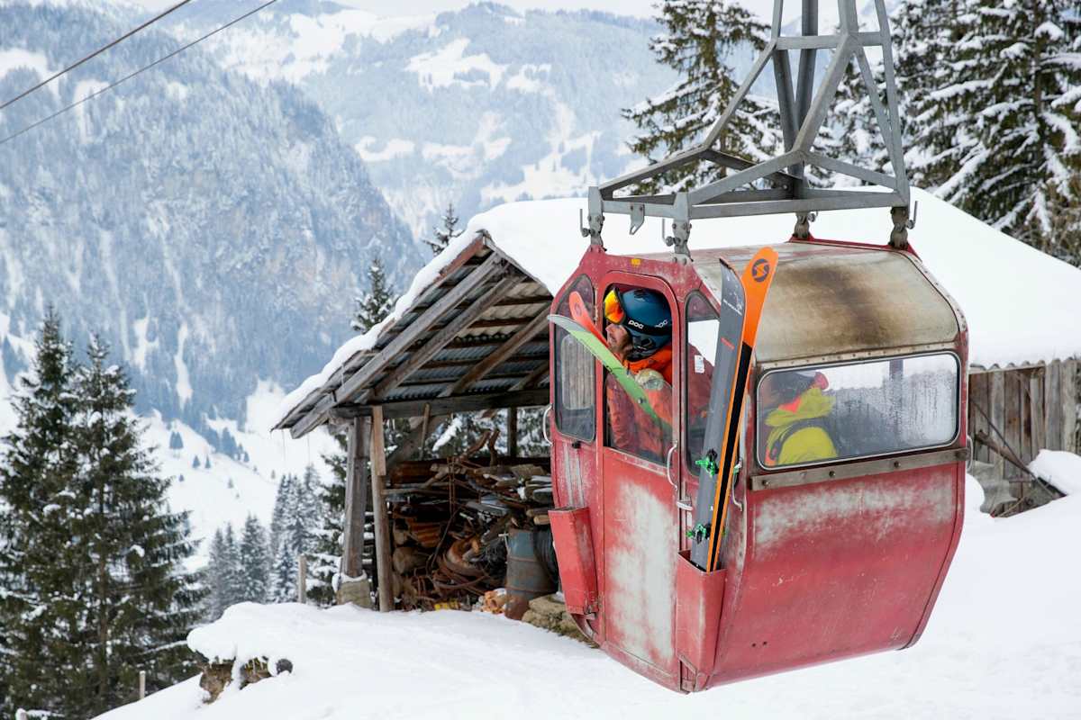 Skifahrer in einer Gondel.
