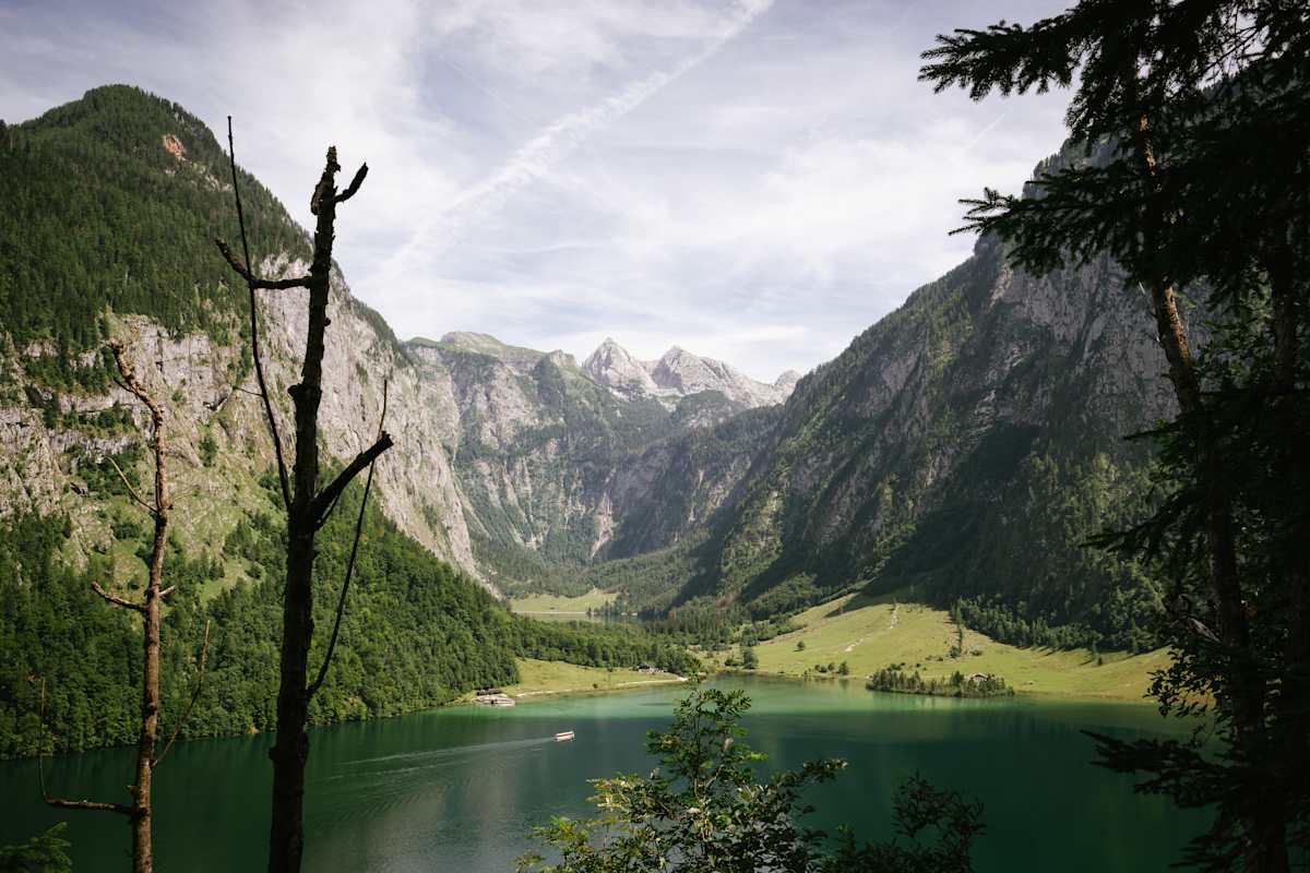 Hinter dem Funtensee bei Berchtesgaden erheben sich die Berge.