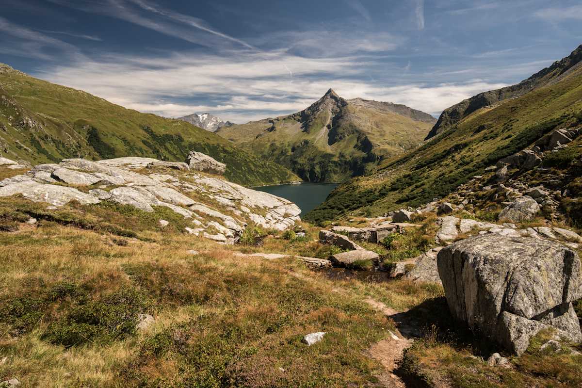 Ein See zwischen den Bergen.