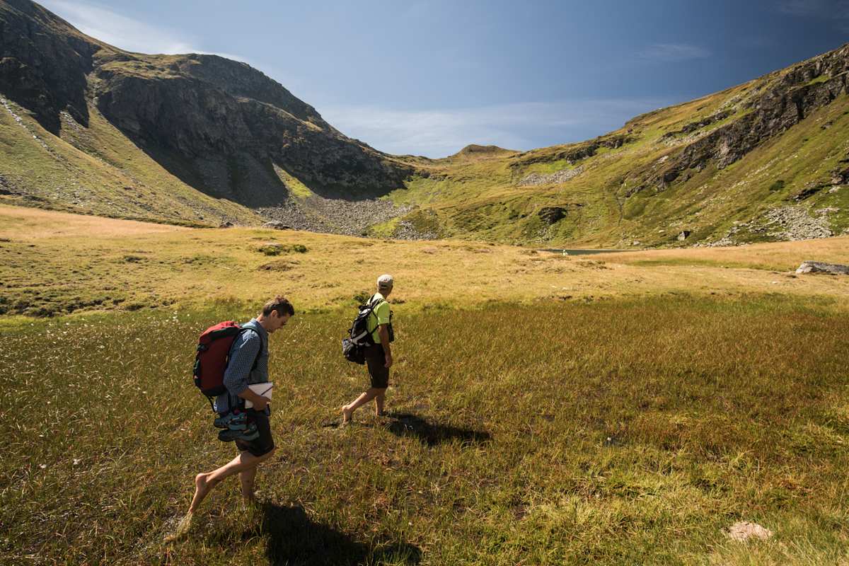 Zwei Wanderer gehen Barfuß.