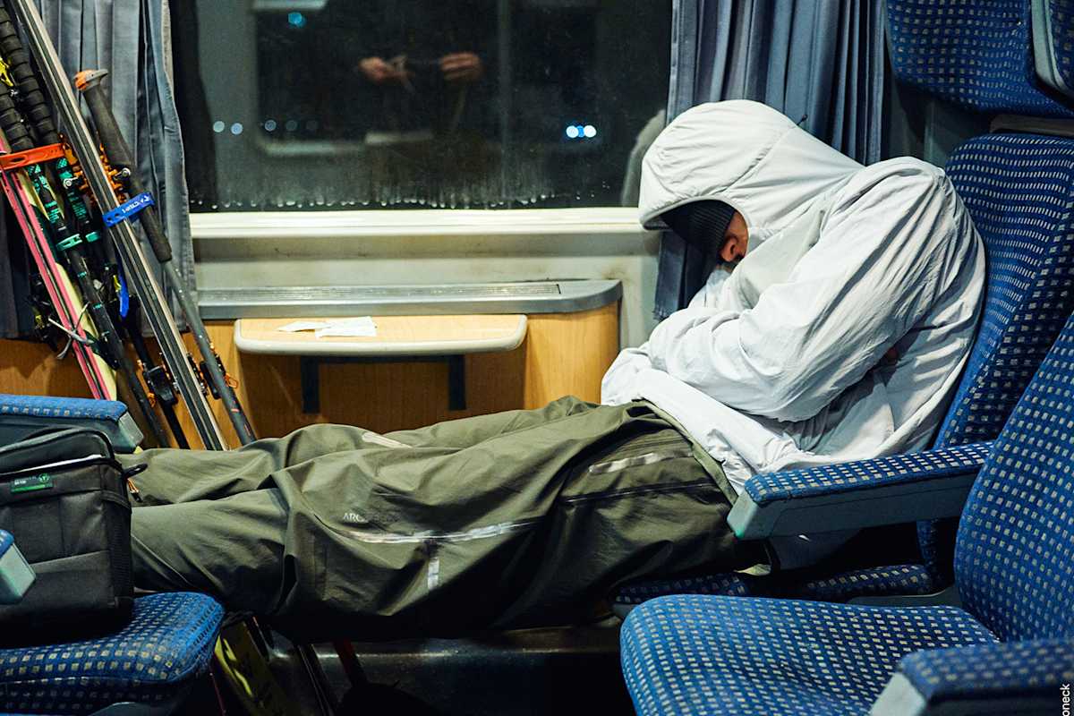 Ausschließlich unterwegs in öffentlichen Verkehrsmitteln, wollen vier Freerider die besten Skiabfahrten Osteuropas finden.