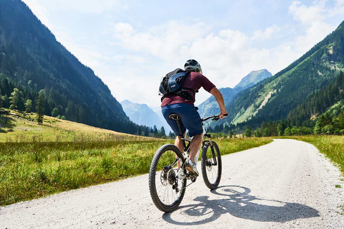 Ein Radfahrer unterwegs.