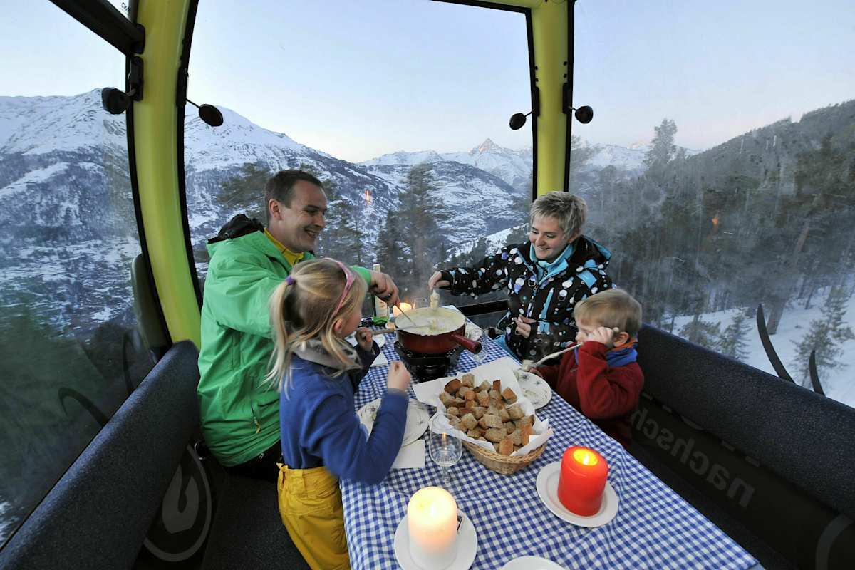 Während der Gondelfahrt die aussieht genießen und ein Käse-Fondue genießen - Traumhaft!
