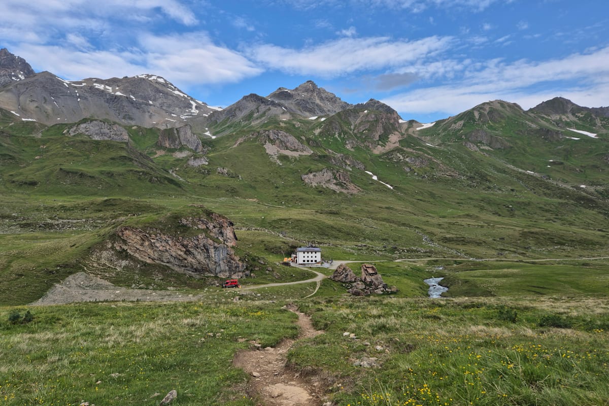 Heidelberger Hütte inmitten grüner Wiesen und eindrucksvoller Berge