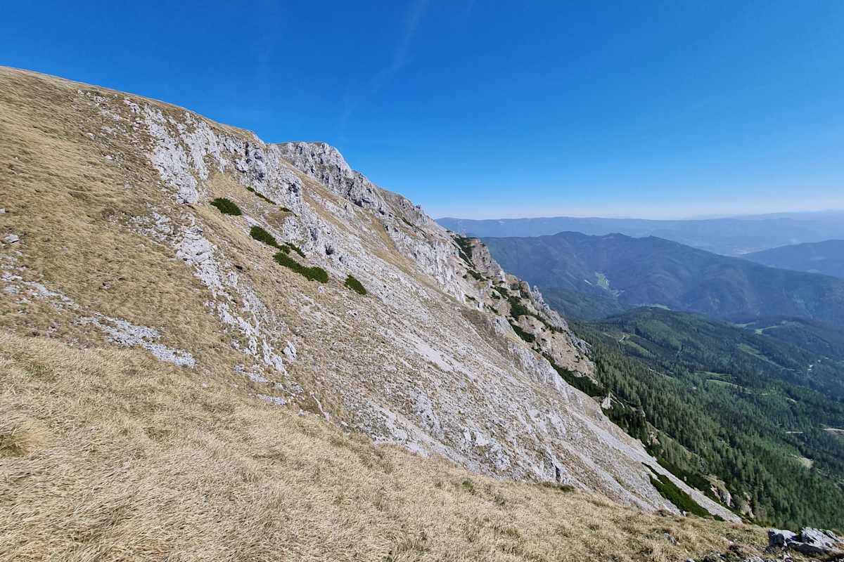 Über die Heukuppe Südflanke geht es die letzte Meter bis hinauf zur Heukuppe.