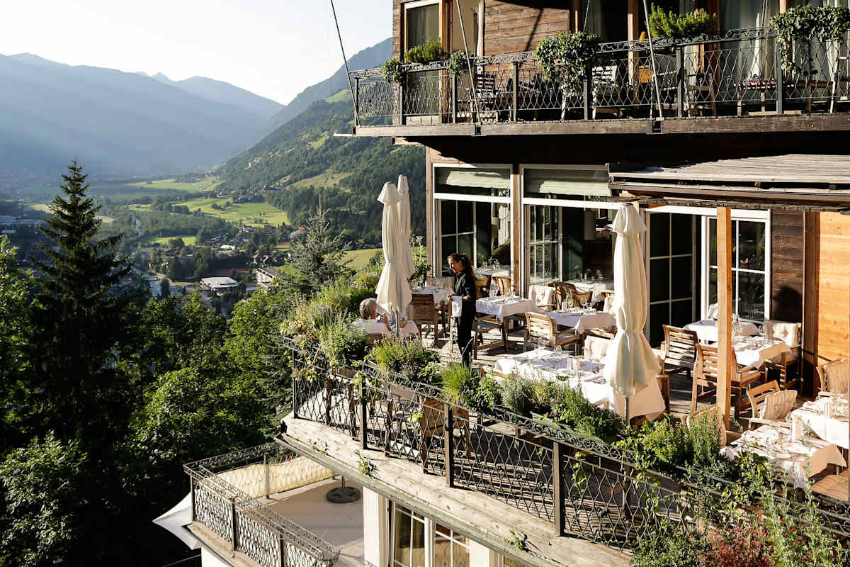 Hotel Hirt mit Balkon im Gasteiner Tal bei Sonnenschein