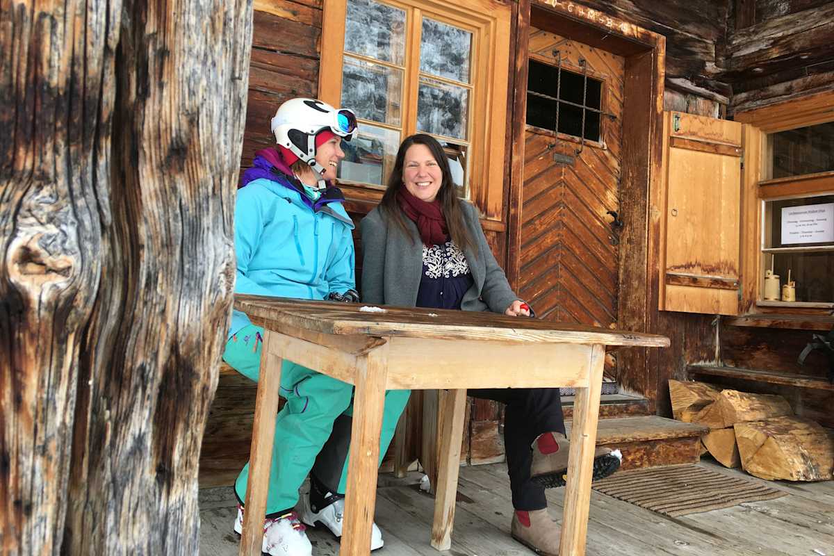Lechmuseum: Riki Daurer und Monika Gartner vor dem Huberhus