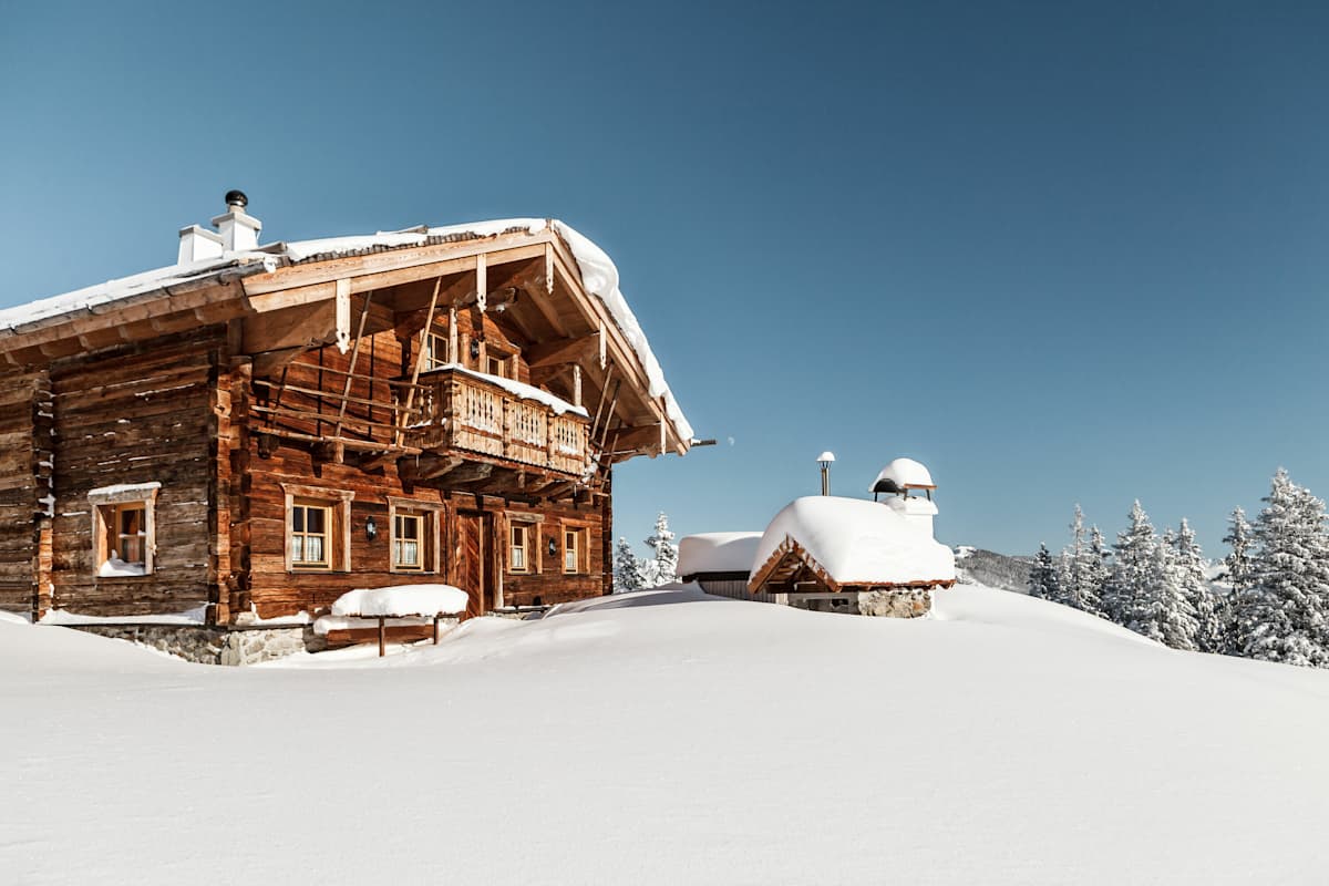 Wunderschön eingebettet in die Landschaft liegen die Hütten in Saalbach